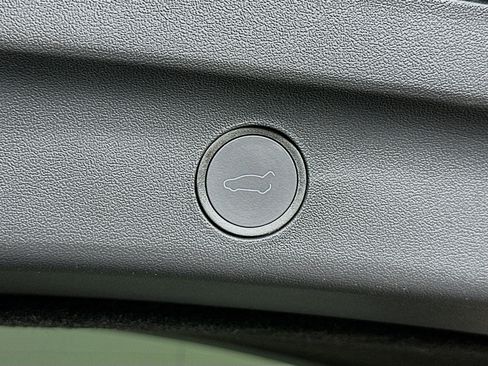 Used 2025 Tesla Model Y Long Range RWD image 28