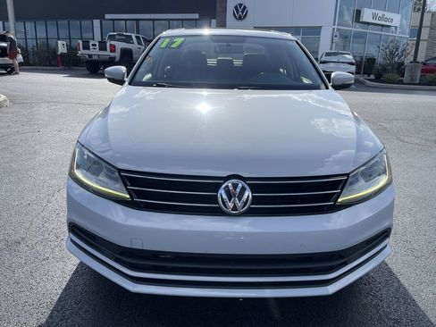 Used 2017 Volkswagen Jetta SE image 2
