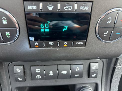 Used 2011 Chevrolet Traverse LT w/ LPO, 'HIT The Road' Package FWD image 17