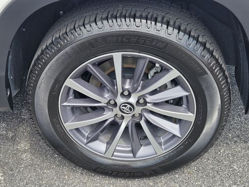 Certified 2019 Toyota Highlander XLE FWD image 9