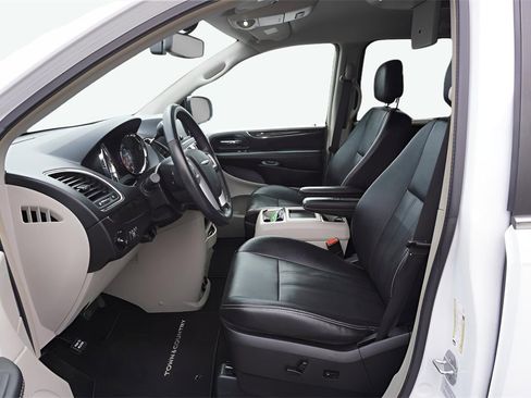 Used 2015 Chrysler Town & Country Touring-L w/ Driver Convenience Group image 7