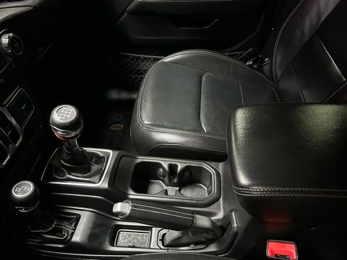 Used 2018 Jeep Wrangler Unlimited Sahara AWD/4WD image 19