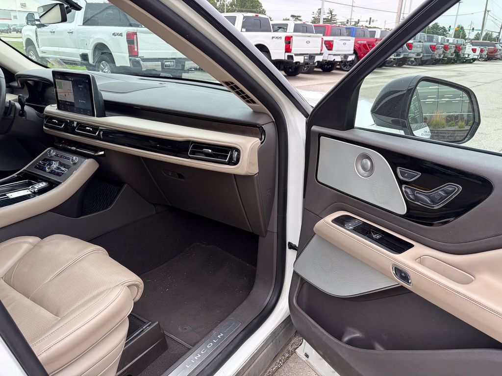 Used 2020 Lincoln Aviator Reserve w/ Equipment Group 202A AWD/4WD image 17