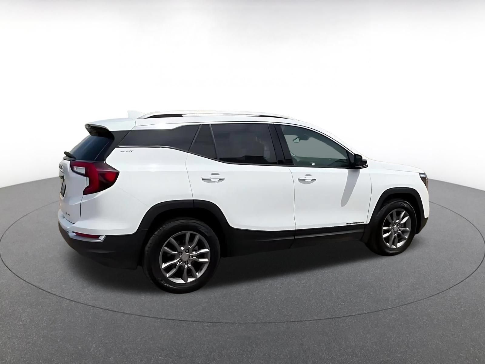 Used 2024 GMC Terrain SLT AWD/4WD image 14