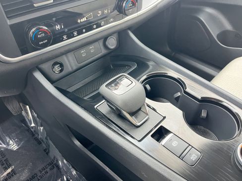 Used 2025 Nissan Rogue SV image 43