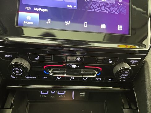 Used 2023 Jeep Grand Cherokee Laredo w/ Luxury Tech Group I image 26