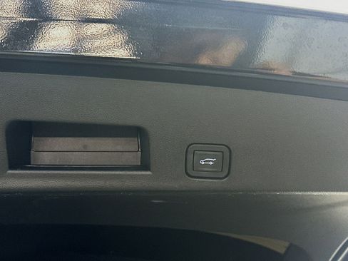 Used 2025 Chevrolet Traverse LT image 32