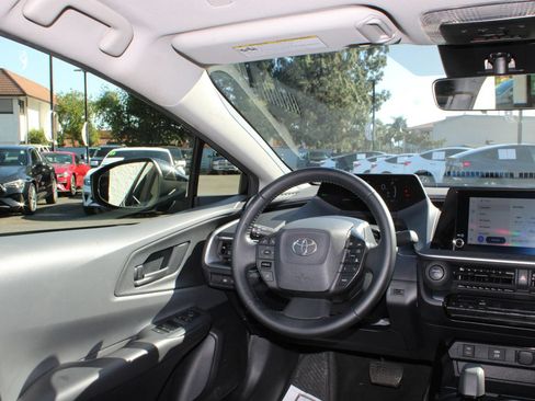 Used 2025 Toyota Prius LE FWD image 28