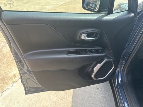 Used 2022 Jeep Renegade Latitude image 12