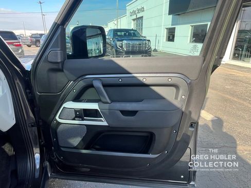 Used 2023 Land Rover Defender 110 SE image 31