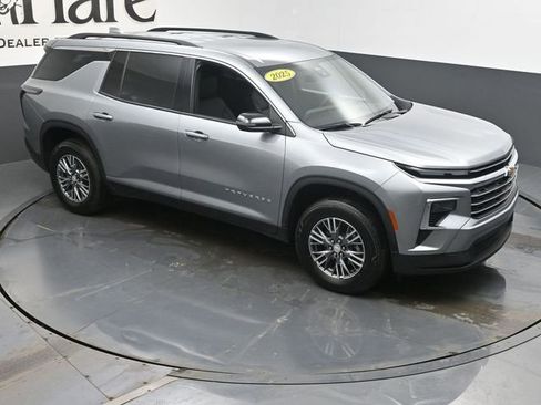 Used 2025 Chevrolet Traverse LT image 38