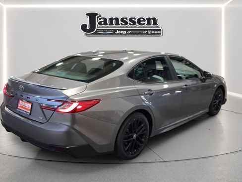 Used 2025 Toyota Camry SE image 5