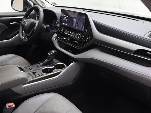 Used 2024 Toyota Highlander Limited FWD image 10