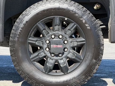 Used 2025 GMC Sierra 2500 AT4 image 3