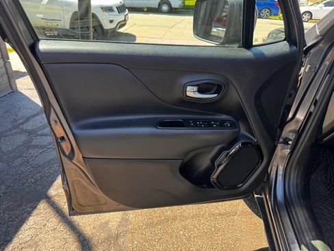 Used 2017 Jeep Renegade Altitude FWD image 10