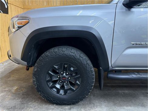 Used 2017 Toyota Tacoma TRD Off-Road AWD/4WD image 13