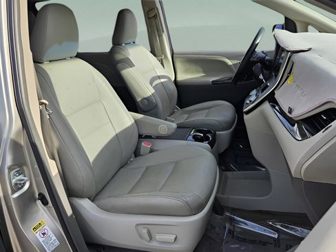 Used 2015 Toyota Sienna XLE image 23