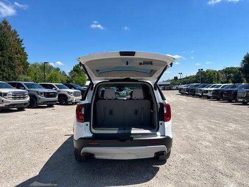 Used 2023 GMC Acadia SLT w/ Preferred Package FWD image 9