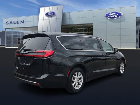 Used 2023 Chrysler Pacifica Touring-L FWD image 4