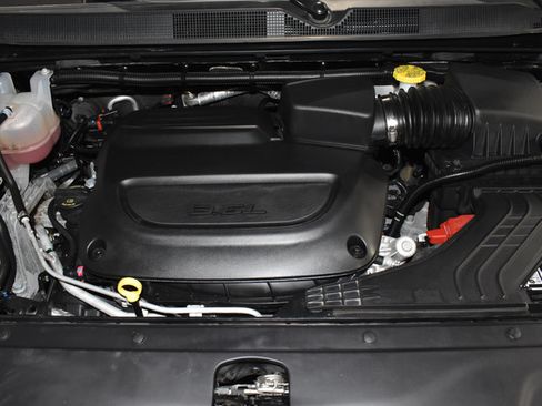 Certified 2024 Chrysler Pacifica Touring-L FWD image 33