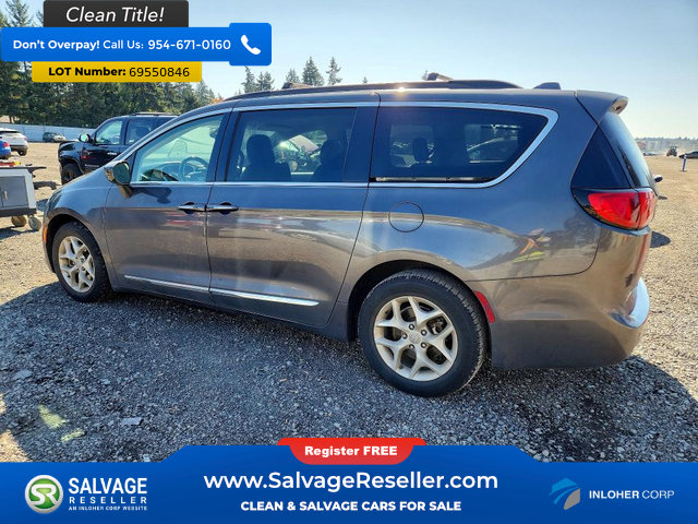 Used 2017 Chrysler Pacifica Touring-L w/ Tire & Wheel Group FWD image 3