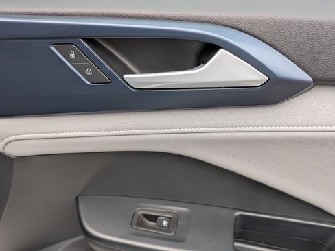 Used 2024 Volkswagen Taos SE image 21