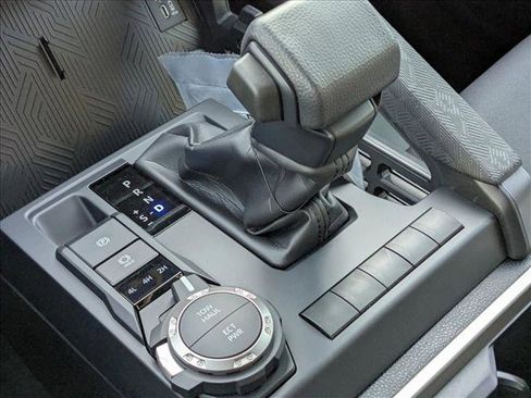 Used 2025 Toyota Tacoma SR5 AWD/4WD image 12
