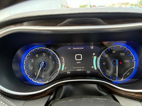 Used 2024 Chrysler Pacifica Limited FWD image 12
