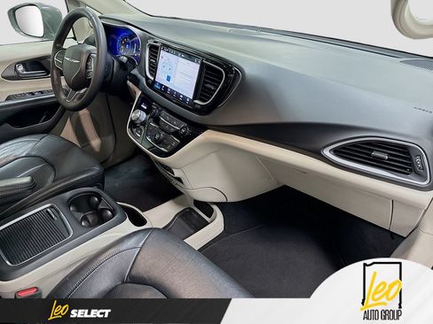 Used 2022 Chrysler Pacifica Touring-L FWD image 32