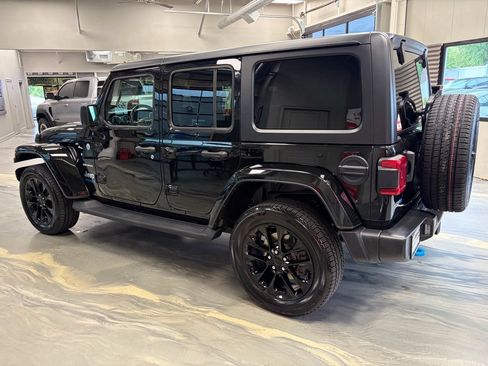 Used 2022 Jeep Wrangler Unlimited Sahara w/ Cold Weather Group AWD/4WD image 35