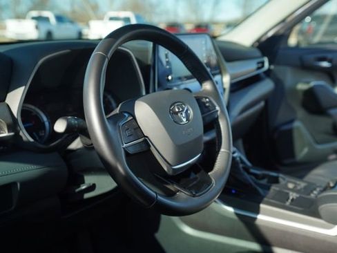 Used 2021 Toyota Highlander XLE image 30