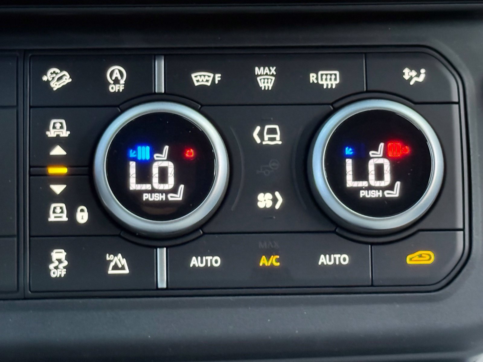 New 2026 Land Rover Defender 110 X-Dynamic SE AWD/4WD image 29