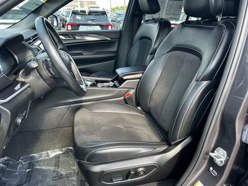Used 2022 Jeep Grand Cherokee Altitude AWD/4WD image 7