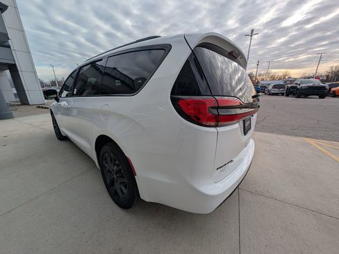 New 2026 Chrysler Pacifica Limited image 5