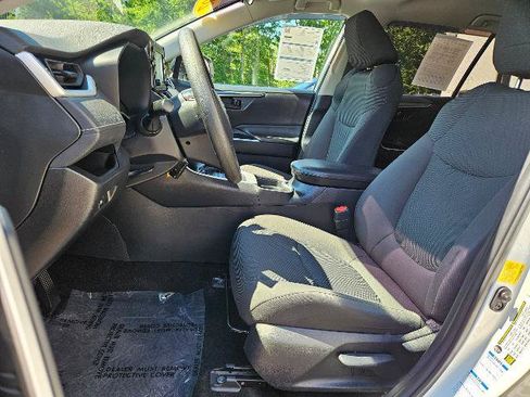Used 2021 Toyota RAV4 LE w/ Carpet Mat Package (TMS) AWD/4WD image 15