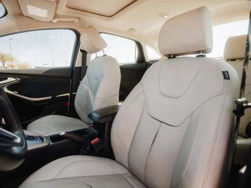 Used 2018 Ford Focus Titanium image 12