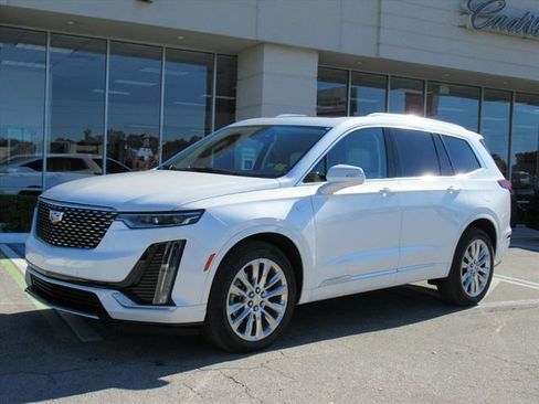 Used 2023 Cadillac XT6 Premium Luxury image 3