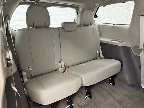 Used 2019 Toyota Sienna XLE FWD image 32
