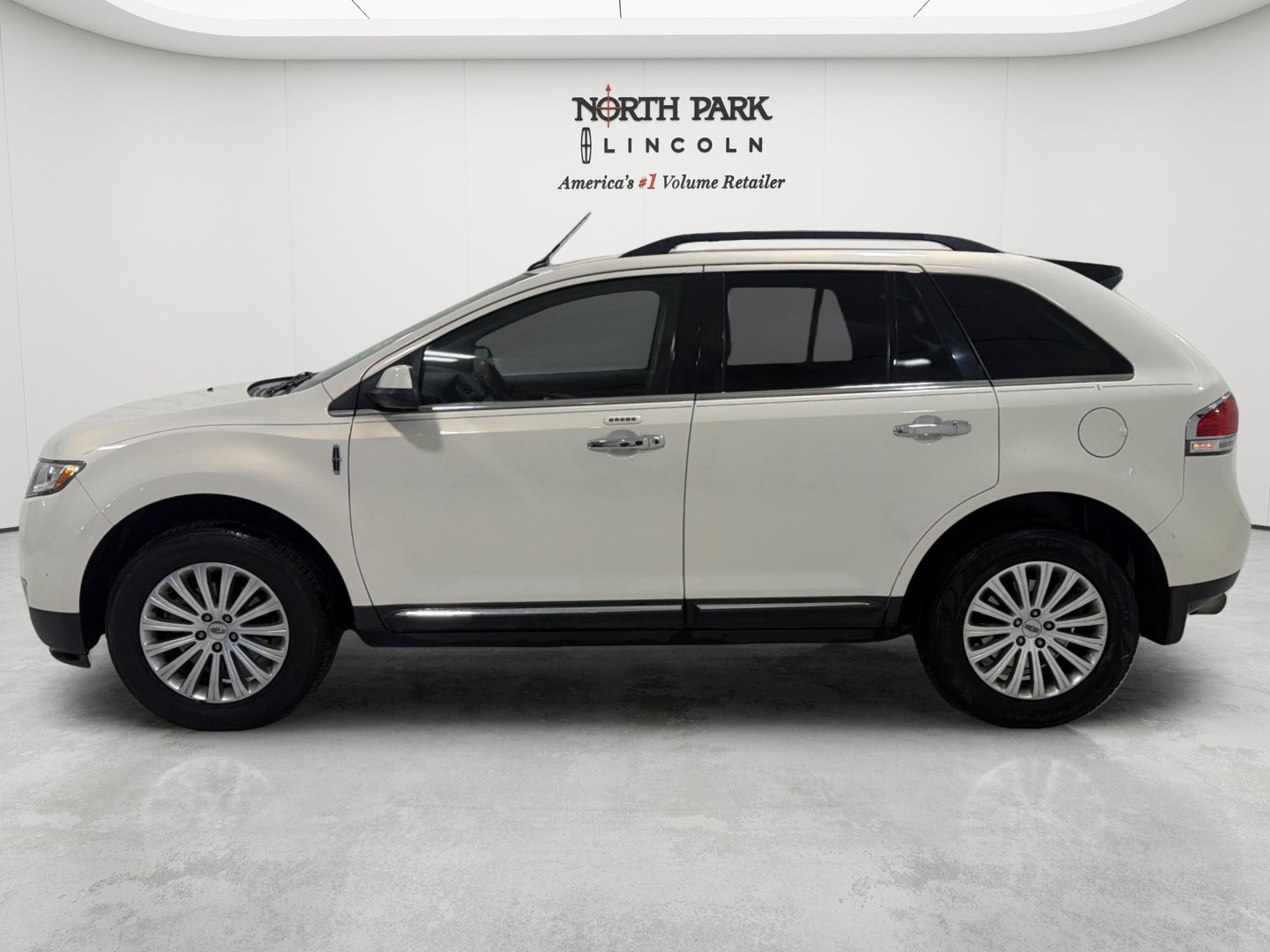 Used 2013 Lincoln MKX FWD w/ Wood Pkg image 2