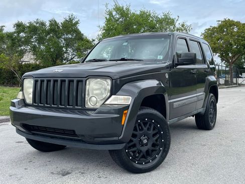 Used 2011 Jeep Liberty Sport image 2