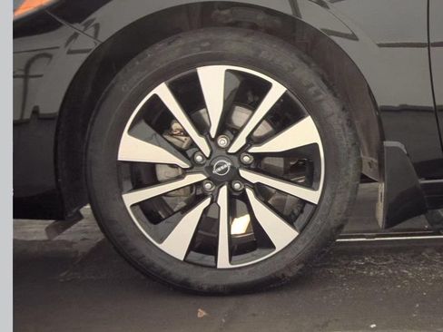 Used 2024 Nissan Sentra SV w/ SV Premium Package FWD image 5