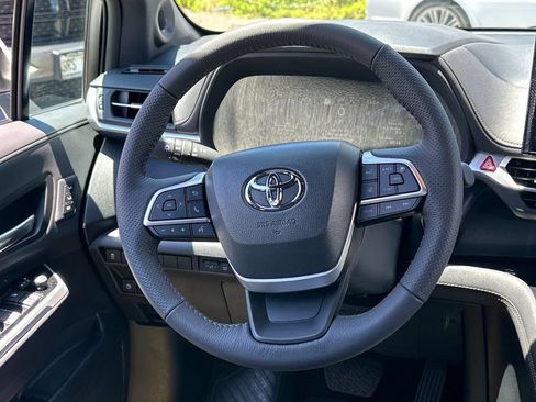 Used 2026 Toyota Sienna Limited FWD image 17