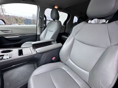 Used 2021 Toyota Sienna XLE image 12