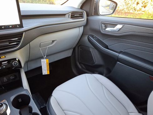 New 2025 Ford Escape SE w/ PHEV Premium Package FWD image 11