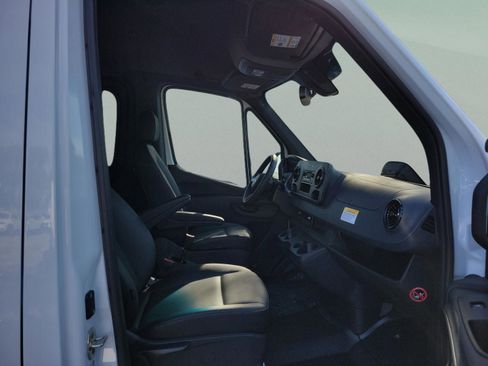 Used 2025 Mercedes-Benz Sprinter 2500 image 15