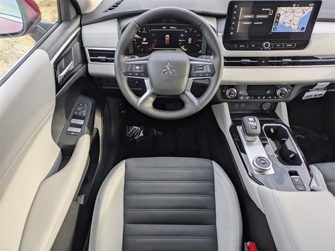 New 2026 Mitsubishi Outlander SE image 17