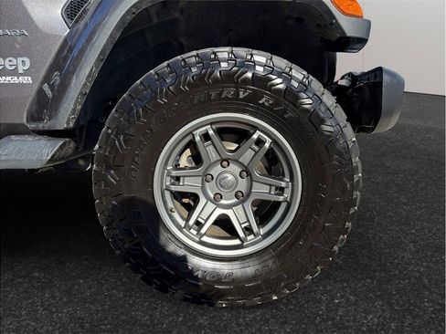 Used 2018 Jeep Wrangler Unlimited Sahara image 12