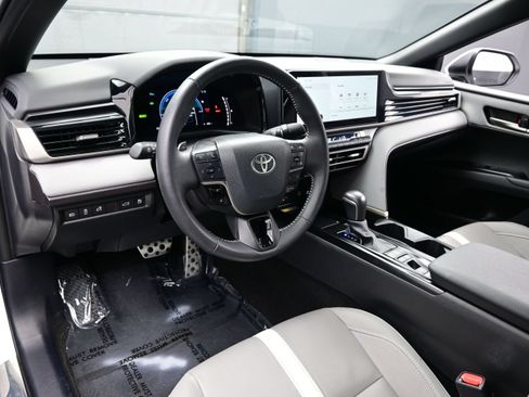 Used 2025 Toyota Camry SE w/ Multimedia Upgrade Package AWD/4WD image 13