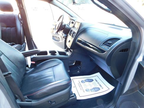 Used 2018 Dodge Grand Caravan GT image 29