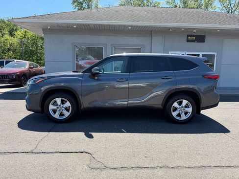 Used 2023 Toyota Highlander LE AWD/4WD image 5